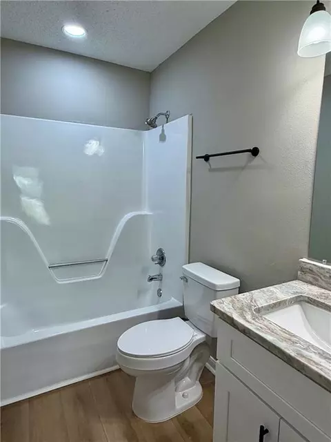 Bath - 4530 Schillinger Rd S, Mobile, AL 36619 photo 2 of 3