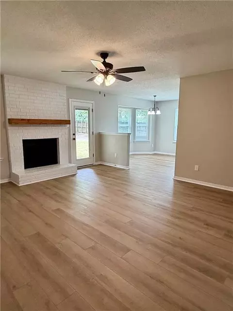 Living - 4530 Schillinger Rd S, Mobile, AL 36619 photo 2 of 3