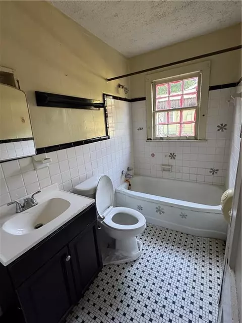 Bath - 555 Downing St E, Mobile, AL 36617 photo 2 of 2