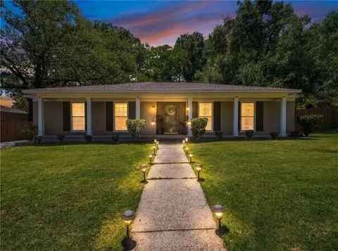 2660 Woodcliff Dr E, Mobile, AL 36693
