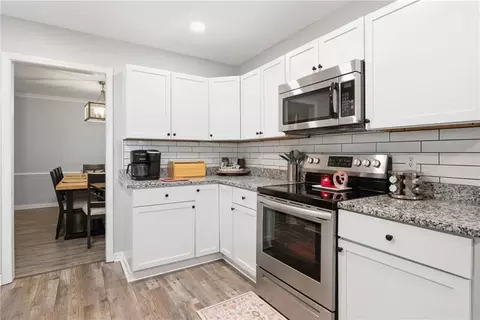 Kitchen - 2660 Woodcliff Dr E, Mobile, AL 36693 photo 2 of 3