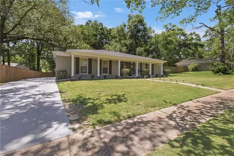 Exterior - 2660 Woodcliff Dr E, Mobile, AL 36693 photo 2 of 14