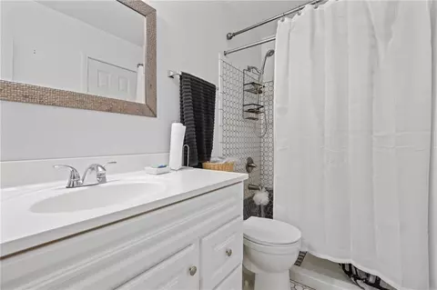 Bath - 859 Carleton Ave, Mobile, AL 36617 photo 1 of 2