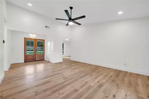Living - 6025 Howells Ferry Rd, Mobile, AL 36618 photo 2 of 8