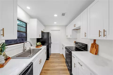 Kitchen - 6025 Howells Ferry Rd, Mobile, AL 36618 photo 1 of 3
