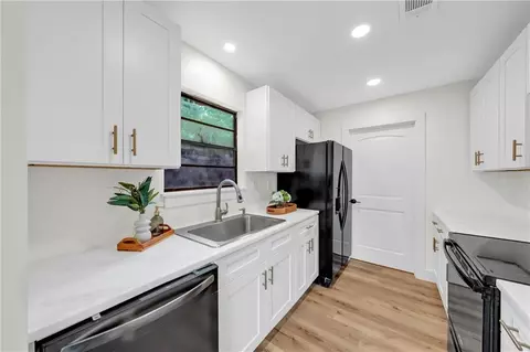 Kitchen - 6025 Howells Ferry Rd, Mobile, AL 36618 photo 2 of 3