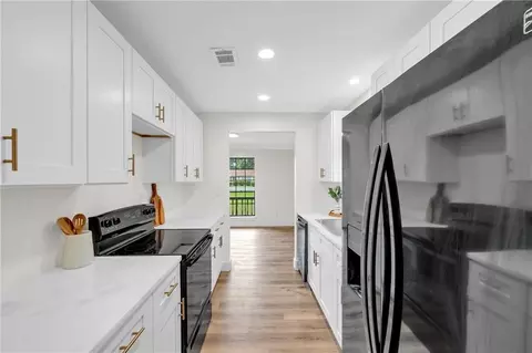 Kitchen - 6025 Howells Ferry Rd, Mobile, AL 36618 photo 3 of 3