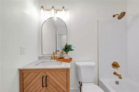 Bath - 6025 Howells Ferry Rd, Mobile, AL 36618 photo 3 of 5