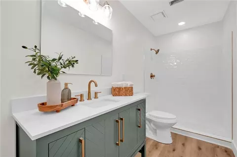 Bath - 6025 Howells Ferry Rd, Mobile, AL 36618 photo 4 of 5