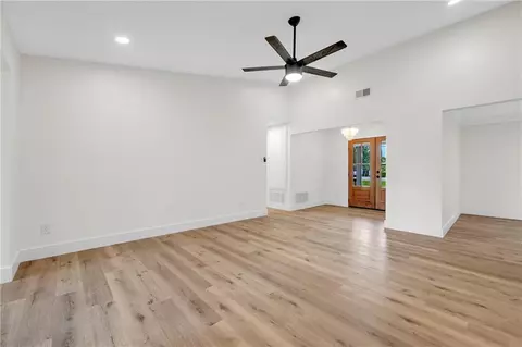 Living - 6025 Howells Ferry Rd, Mobile, AL 36618 photo 1 of 8