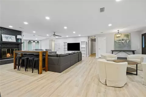 Living - 424 Hounds Run W, Mobile, AL 36608 photo 1 of 2