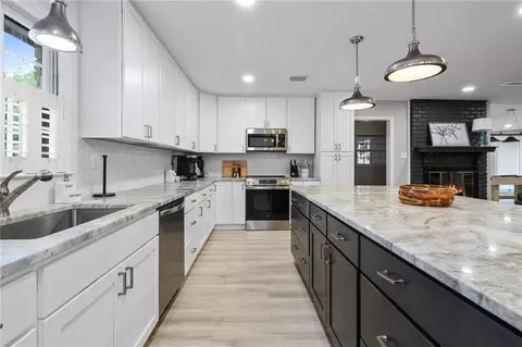 Kitchen - 424 Hounds Run W, Mobile, AL 36608 photo 3 of 4