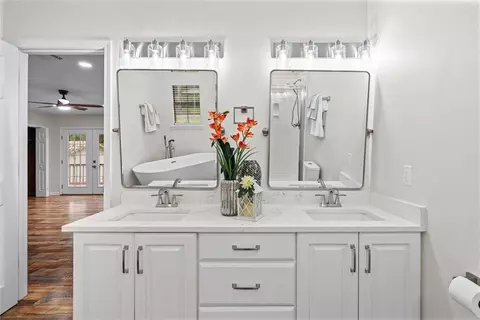 Bath - 859 Cottage Hill Ave, Mobile, AL 36693 photo 1 of 5