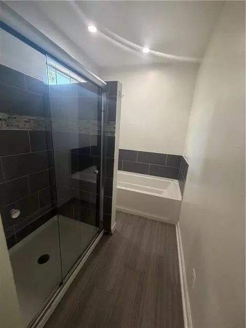 Bath - 1400 Forest Dell Rd, Mobile, AL 36618 photo 1 of 3