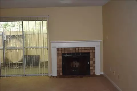 Living - 6701 Dickens Ferry Rd #23, Mobile, AL 36608 photo 2 of 5