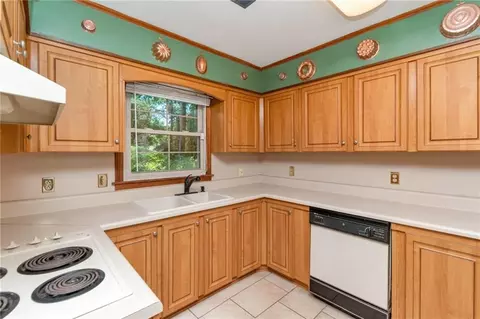 Kitchen - 324 Syracuse St, Mobile, AL 36608 photo 3 of 4