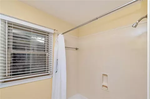Bath - 324 Syracuse St, Mobile, AL 36608 photo 2 of 2