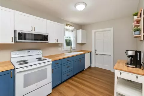 Kitchen - 655 Shannon St, Mobile, AL 36606 photo 4 of 5
