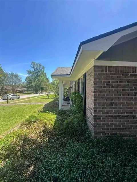 2270 Christopher Dr E, Mobile, AL 36609 photo 2