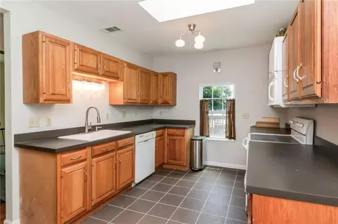 Kitchen - 3220 Bay Front Rd, Mobile, AL 36605 photo 5 of 7