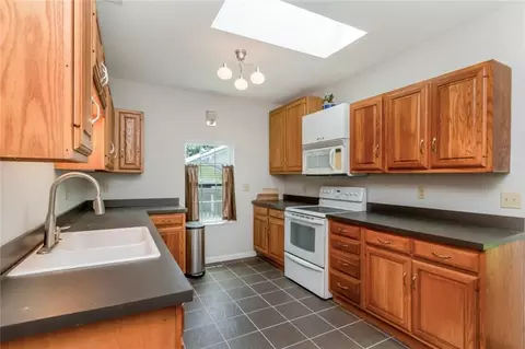 Kitchen - 3220 Bay Front Rd, Mobile, AL 36605 photo 6 of 7
