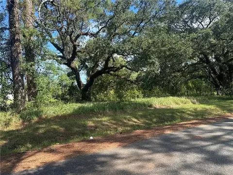 9320 Adams St, Bayou La Batre, AL 36509