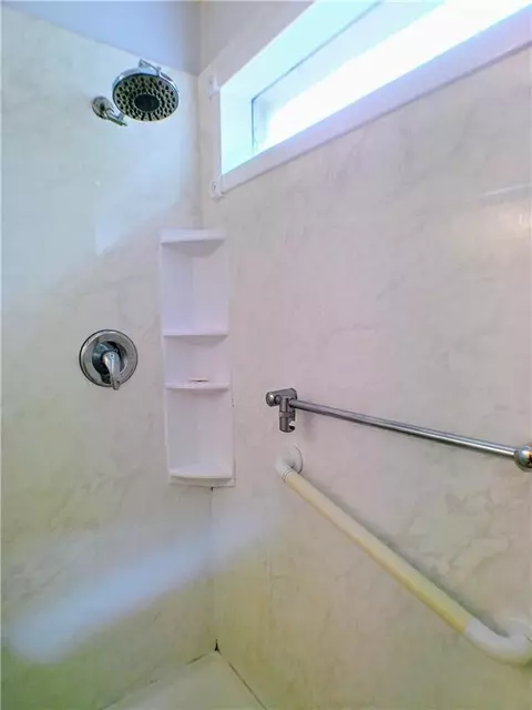 Bath - 7321 Carson Rd S, Mobile, AL 36695 photo 4 of 5