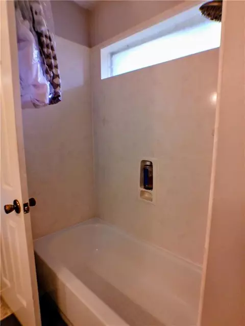 Bath - 7321 Carson Rd S, Mobile, AL 36695 photo 2 of 5