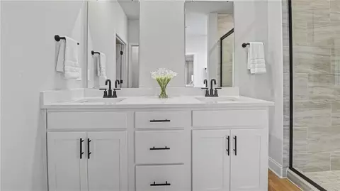 Bath - 1083 Realm Rd E, Mobile, AL 36608 photo 1 of 3
