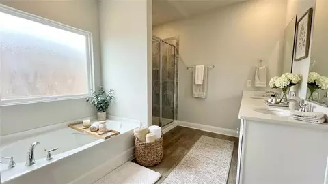 Bath - 1073 Realm Rd E, Mobile, AL 36608 photo 1 of 5