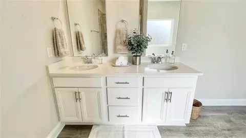 Bath - 1073 Realm Rd E, Mobile, AL 36608 photo 2 of 5