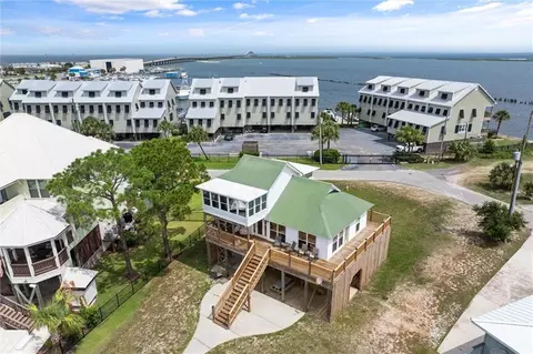 917 Delchamps Ave, Dauphin Island, AL 36528