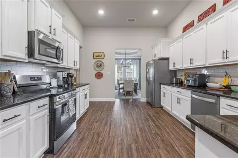 Kitchen - 9010 Crain Ave, Mobile, AL 36695 photo 1 of 2
