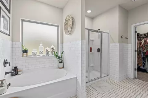 Bath - 9010 Crain Ave, Mobile, AL 36695 photo 2 of 4
