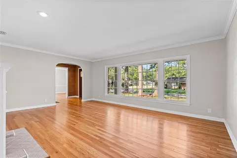 Living - 113 Maury Dr, Mobile, AL 36606 photo 2 of 4