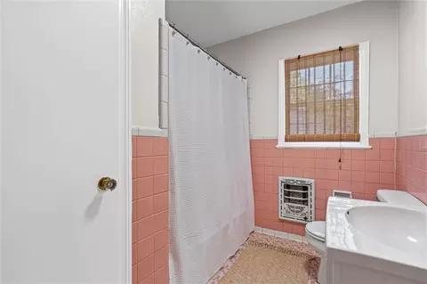 Bath - 113 Maury Dr, Mobile, AL 36606 photo 2 of 2
