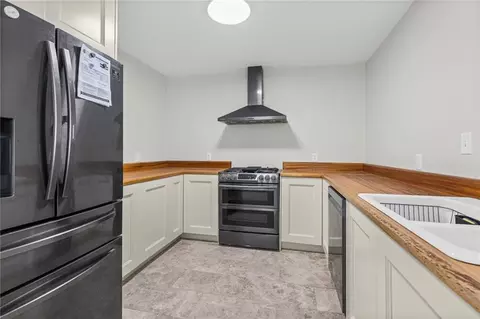 Kitchen - 2605 Demetropolis Rd, Mobile, AL 36609 photo 1 of 2