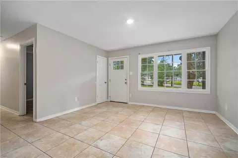 Living - 6550 Athey Ct, Mobile, AL 36608 photo 2 of 4