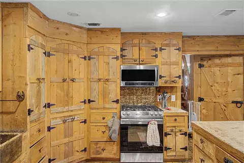 Kitchen - 13151 Roberts Rd, Chunchula, AL 36521 photo 4 of 5