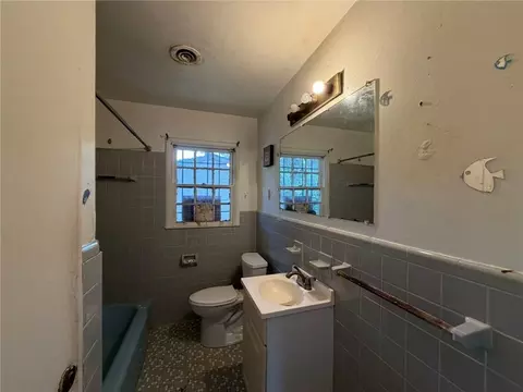 Bath - 1804 Brill Rd, Mobile, AL 36605 photo 2 of 3