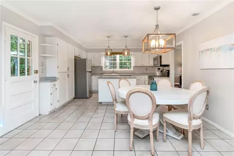Dining - 5911 Shenandoah Rd N, Mobile, AL 36608 photo 5 of 6