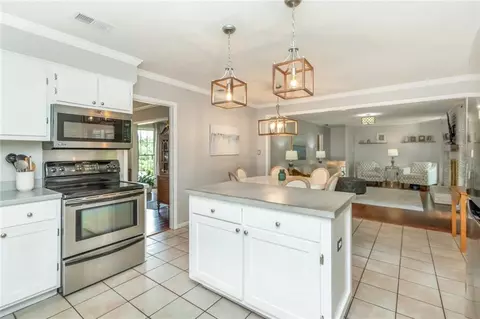 Kitchen - 5911 Shenandoah Rd N, Mobile, AL 36608 photo 5 of 5