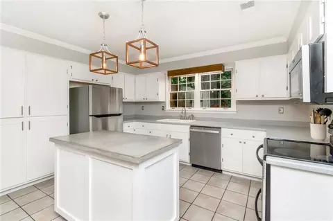 Kitchen - 5911 Shenandoah Rd N, Mobile, AL 36608 photo 2 of 5