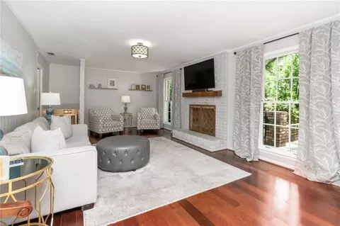Living - 5911 Shenandoah Rd N, Mobile, AL 36608 photo 3 of 6
