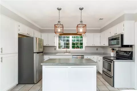 Kitchen - 5911 Shenandoah Rd N, Mobile, AL 36608 photo 3 of 5