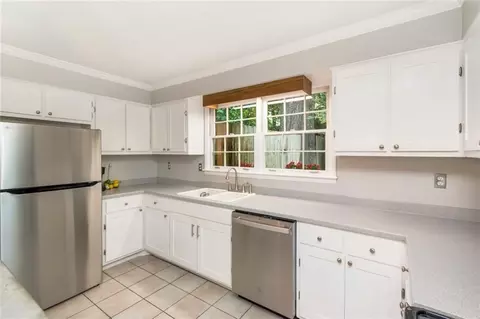 Kitchen - 5911 Shenandoah Rd N, Mobile, AL 36608 photo 4 of 5