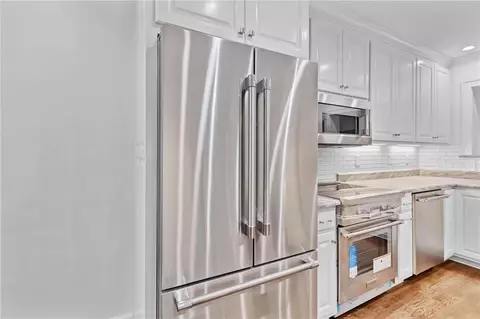 Kitchen - 2553 Durham Dr S, Mobile, AL 36606 photo 8 of 8