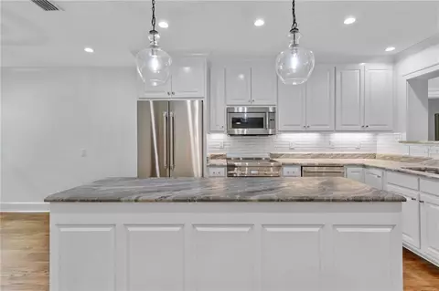 Kitchen - 2553 Durham Dr S, Mobile, AL 36606 photo 4 of 8