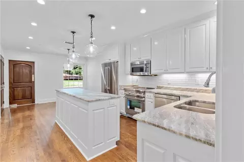 Kitchen - 2553 Durham Dr S, Mobile, AL 36606 photo 5 of 8