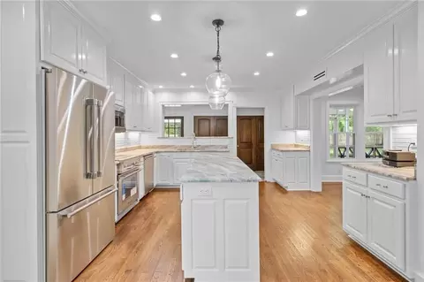 Kitchen - 2553 Durham Dr S, Mobile, AL 36606 photo 3 of 8